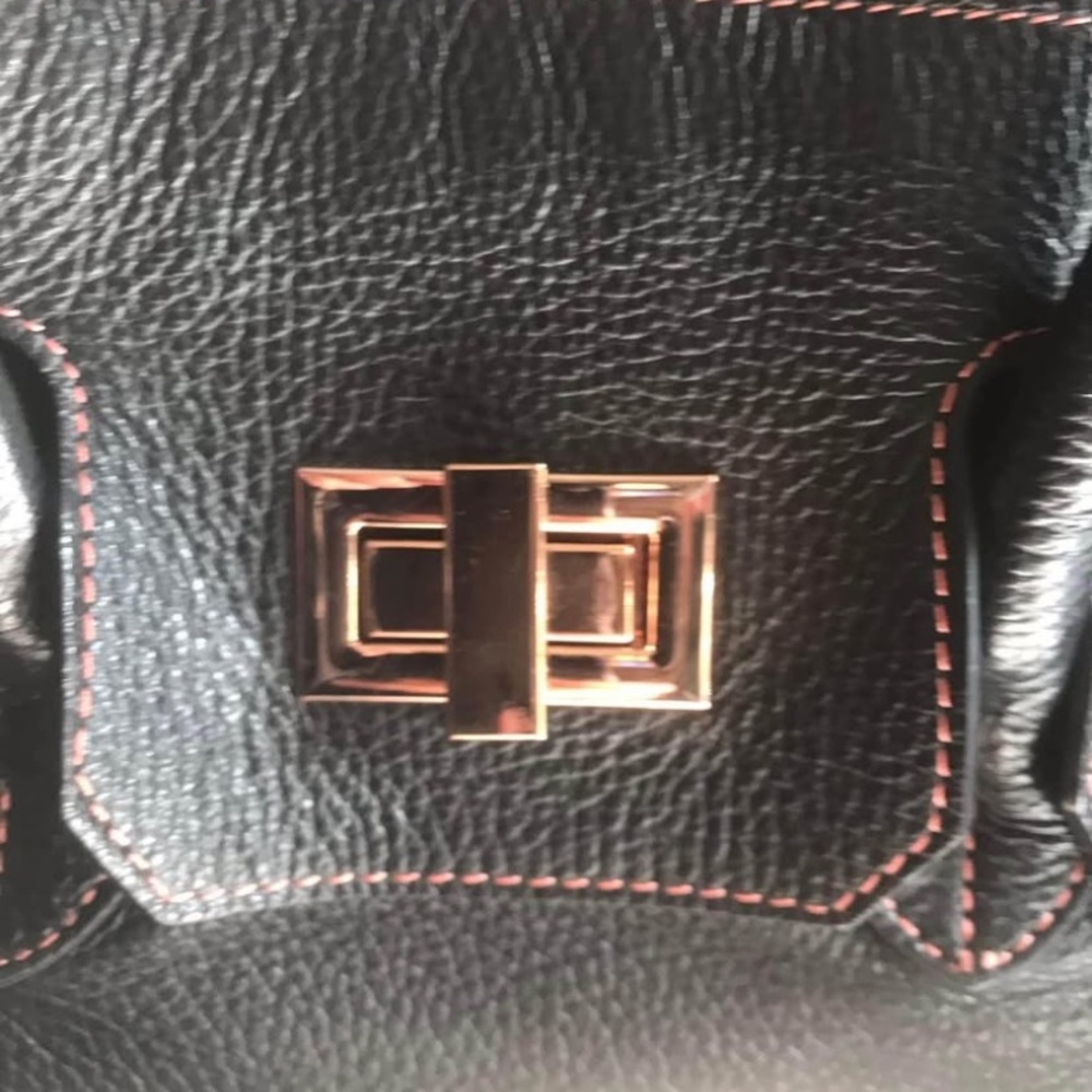 Elegant 
Valentino 
Leather Bag 
clean 
- doctors bag 
- satchel 
- messenger